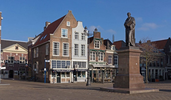 Hugo de Groot statue